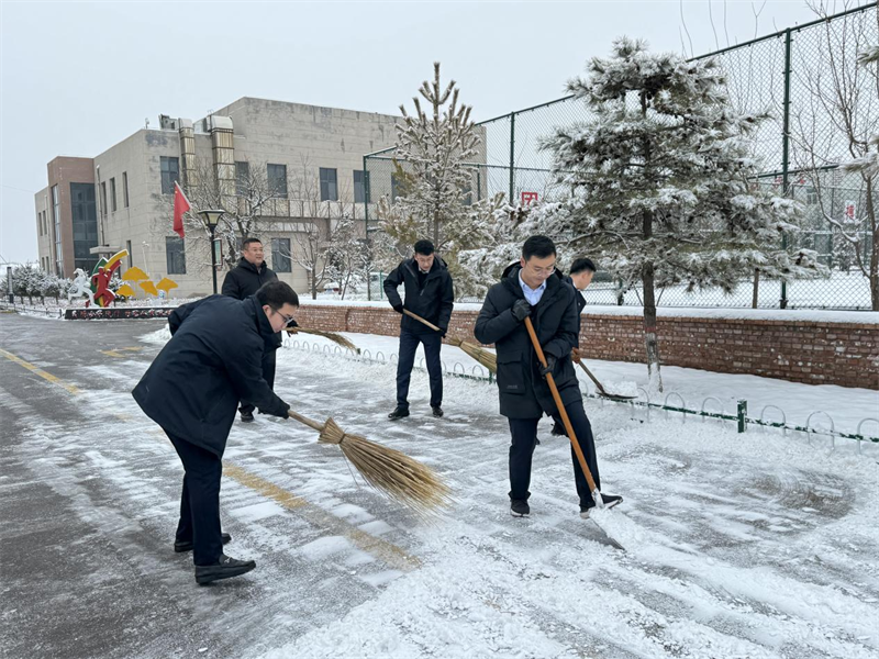 以雪为令 全员出动——神木分公司开展扫雪初冰活动4.png